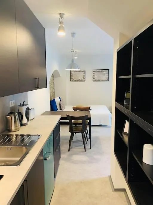 Cozy Friendly Place With Free Parking Prag Apartment