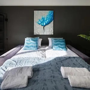 https://modern-apt-next-to-train-station.krakowhotelspoland.com
